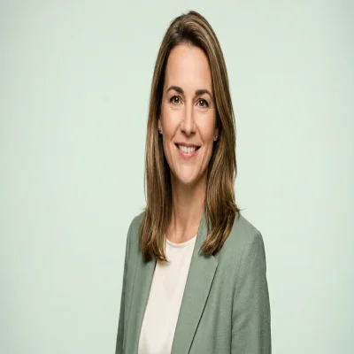 Porträt Lea Vogel, Expertin für Versicherungsprodukte, 400x400 Pixel